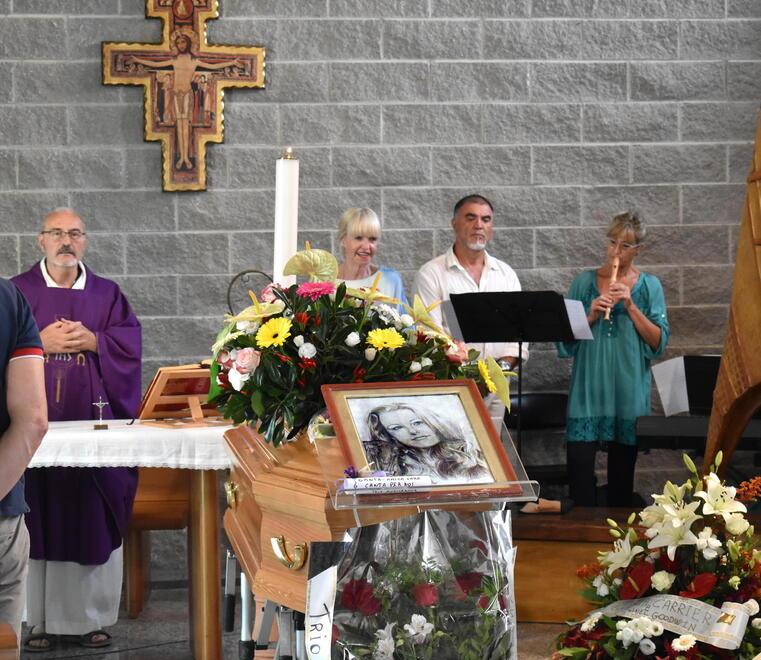 Una immagine dei funerali di Joann Zinkand svolti il 12-08-19
