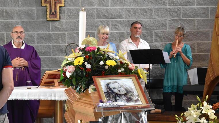 Una immagine dei funerali di Joann Zinkand svolti il 12-08-19