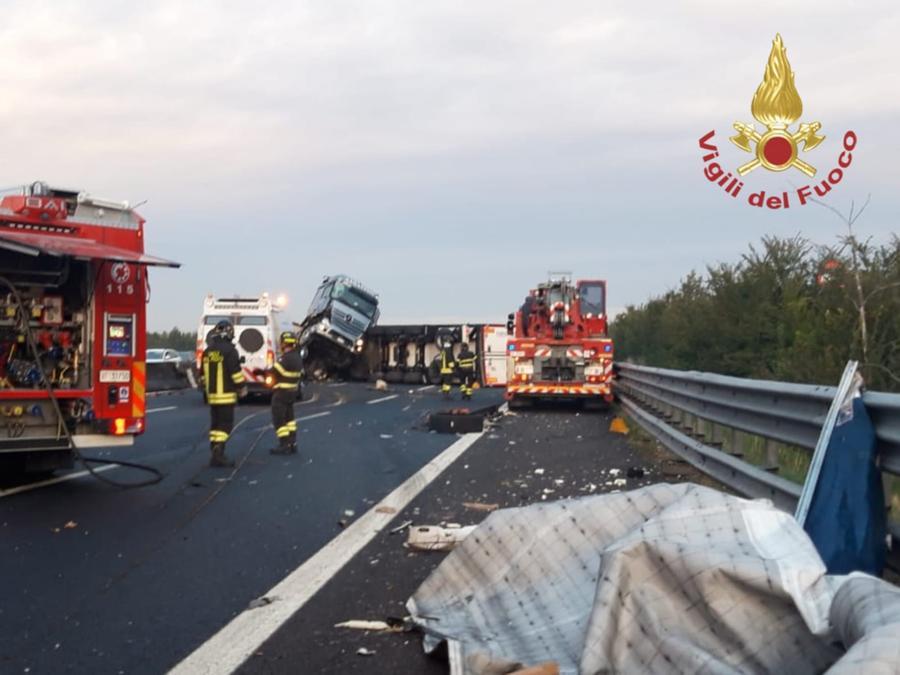 Salto di corsia e scontro tra camion in A1: traffico in tilt a Reggio Emilia