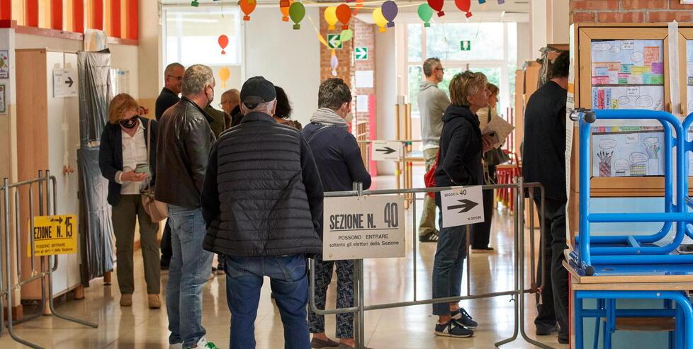 Nella foto scattata da Autovino persone in attesa di votare alla sezione elettorale numero 40 quella alla scuola elementare di via De Sanctis