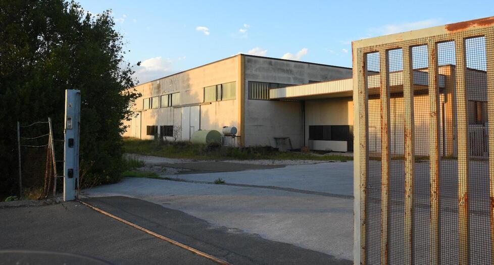 Lo stabilimento sulla strada provinciale Laghi (foto agenzia Bf)