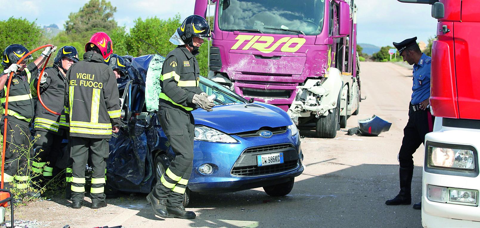 Ha perso il controllo dell’auto in curva il 43enne di Olmedo padre di due figli morto nello scontro con un autocarro
