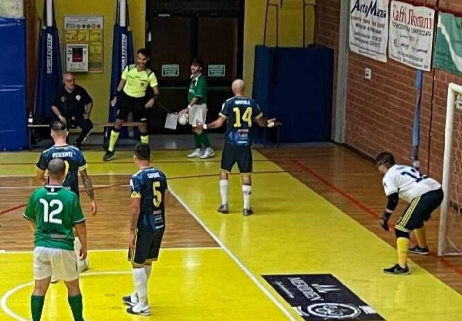 A destra un’azione della sfida col Boca Livorno