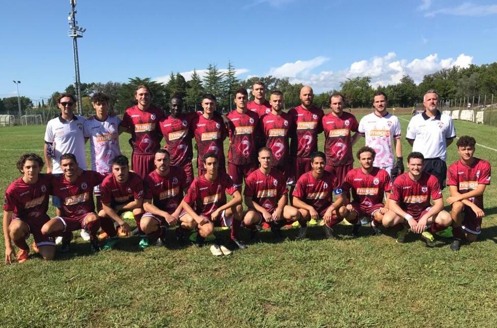 Nella foto, la squadra del San Vincenzo Calcio con le nuove divise per la stagione 2022-2023