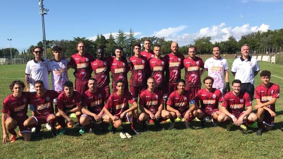 Nella foto, la squadra del San Vincenzo Calcio con le nuove divise per la stagione 2022-2023