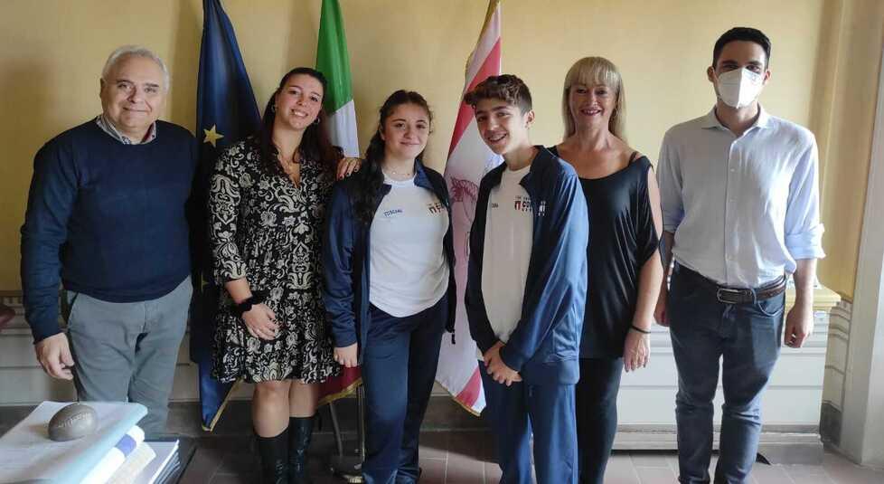 Il sindaco Daniele Donati con l’assessore Franceschini e i due giovani atleti in municipio