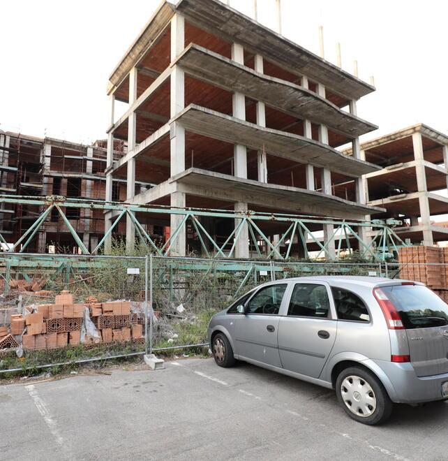 fNella foto di Autovino una immagine della struttura abbandonata nella frazione di Ponte a Elsa