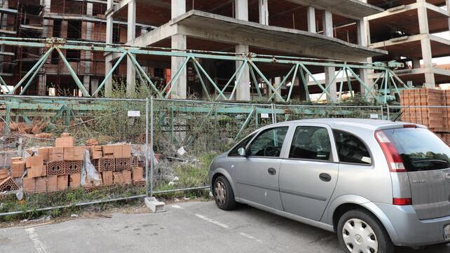 fNella foto di Autovino una immagine della struttura abbandonata nella frazione di Ponte a Elsa