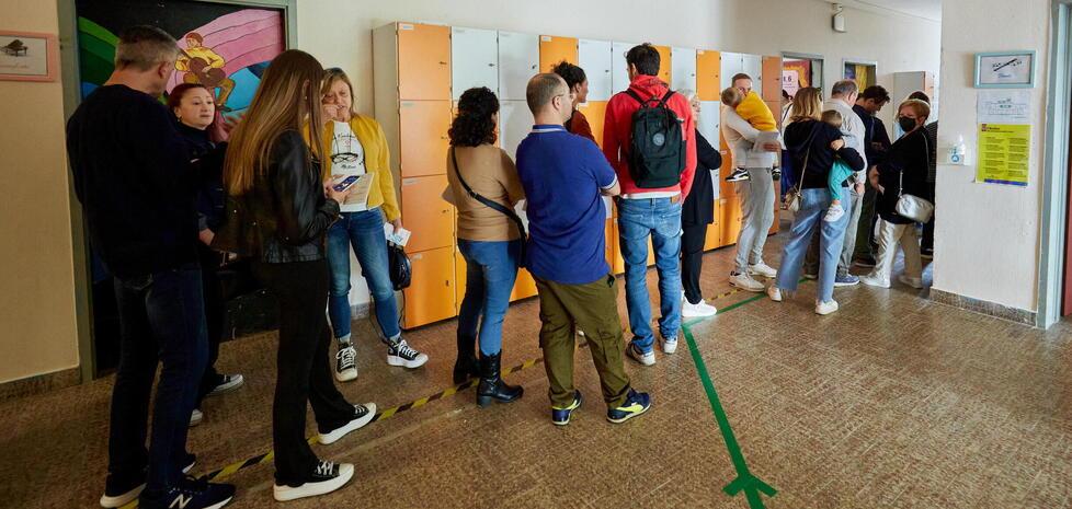 Nella foto di Autovino una fila a un seggio elettorale di Empoli