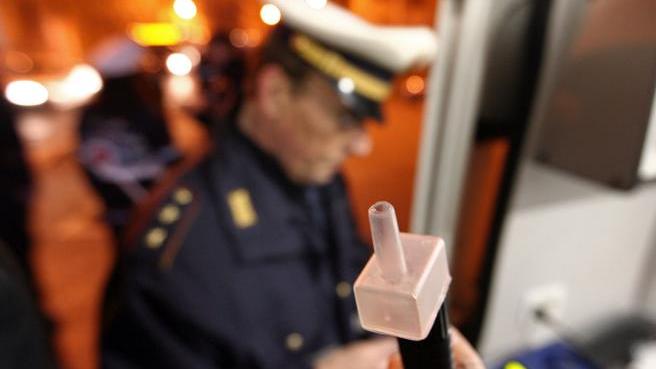 Un giovane ubriaco al volante si è schiantato in città contro un semaforo: sottoposto a etilometro aveva valori superiori a quelli previsti dalla legge