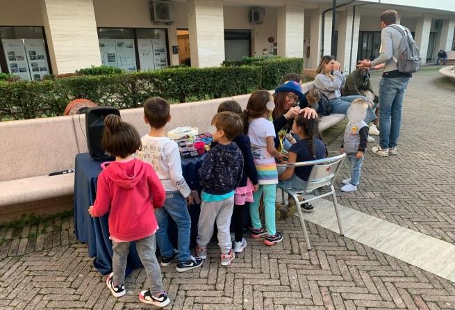 
	I piccoli giocano al tavolo del truccabimbi sotto lo sguardo dei genitori che intanto si godono l&rsquo;aperitivo (foto agenzia Bf)

