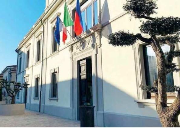 
	Una veduta del palazzo comunale di S. Vincenzo

