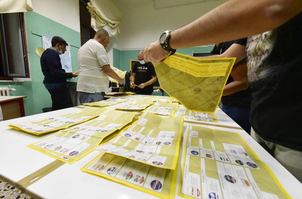 Nella foto, le operazioni di allestimento in un seggio in preparazione al voto (foto Paolo Barlettani)