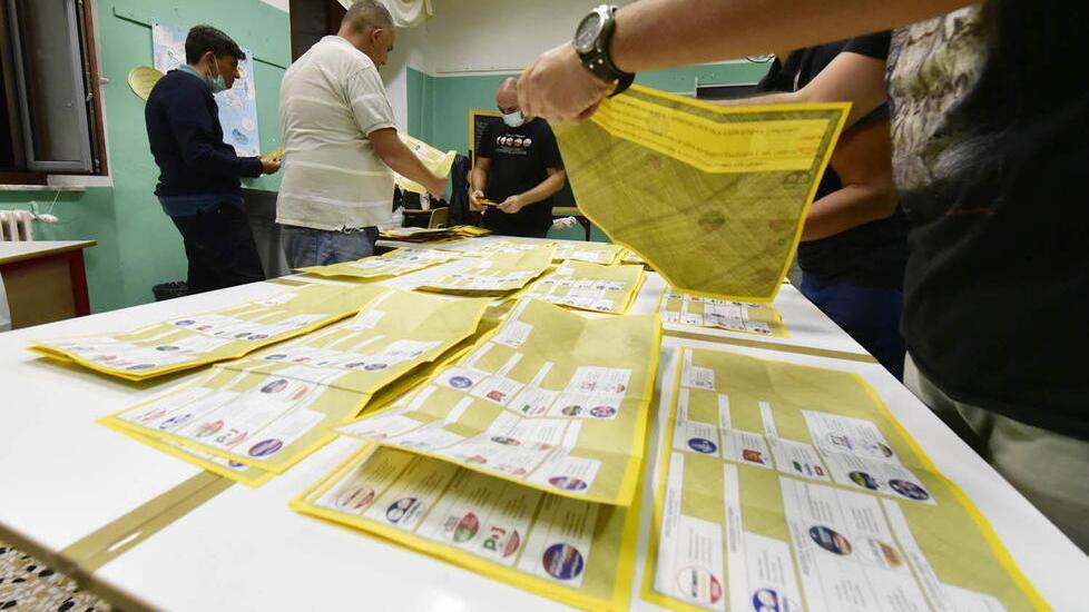 Nella foto, le operazioni di allestimento in un seggio in preparazione al voto (foto Paolo Barlettani)