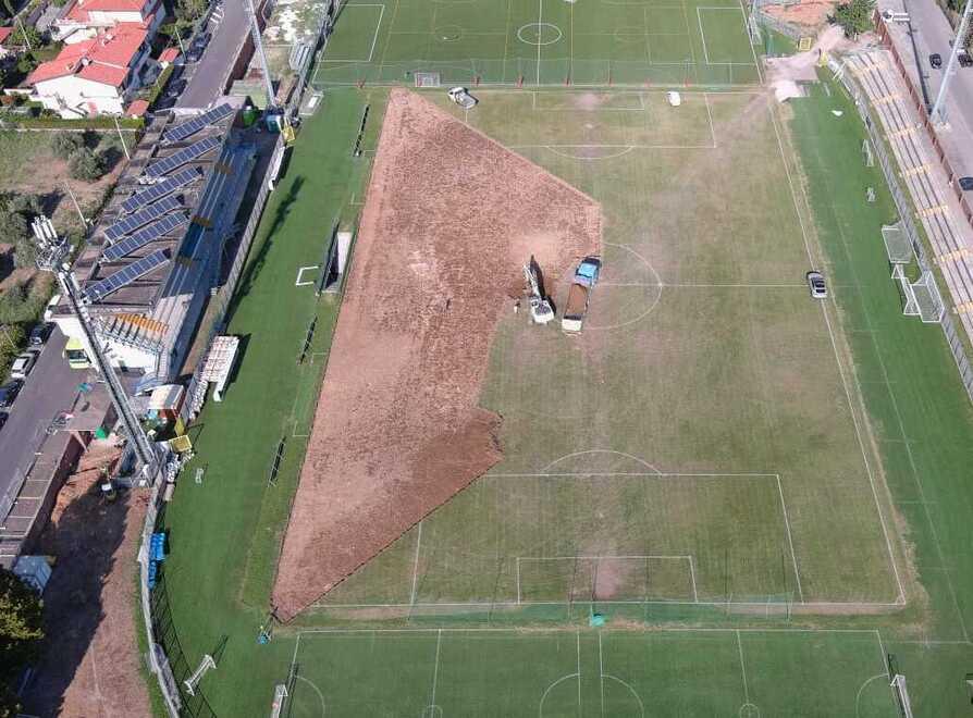 Nuovo manto erboso per lo stadio di Serravezza. Alessandrini: «Diventerà da serie C»