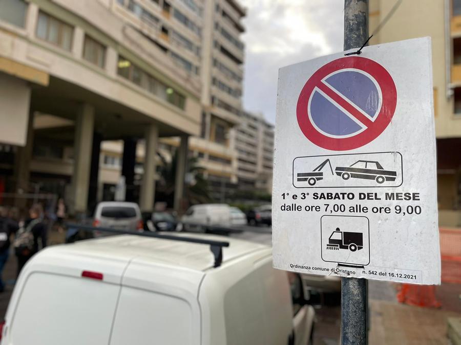 Oristano, strade spazzate e lavate: ecco il calendario, carroattrezzi per le auto lasciate in sosta nel giorno della pulizia
