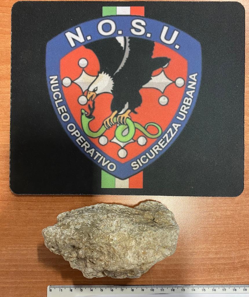 Pisa, chiede cocaina a un agente in borghese, poi scappa: arrestato