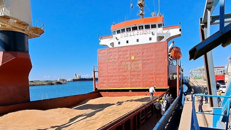 Arriva a Oristano la prima nave carica di grano ucraino per la Sardegna