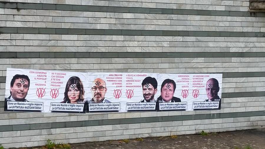 Manifesti no-vax a Pistoia: giornalisti e politici disegnati con la svastica