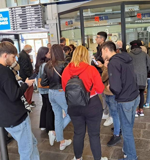Modena. Bus: folla e caos per abbonarsi