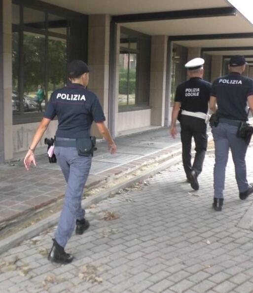 Modena, il palazzone di via Costellazioni: «In quegli alloggi non ci voglio vivere: rubano tutto ed entrano anche di notte» 