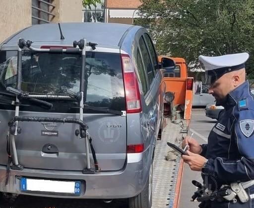 Vignola. Auto rubata e ritrovata: tutto in 24 ore I ladri l’hanno abbandonata in piscina 