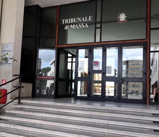 L'ingresso del tribunale di Massa