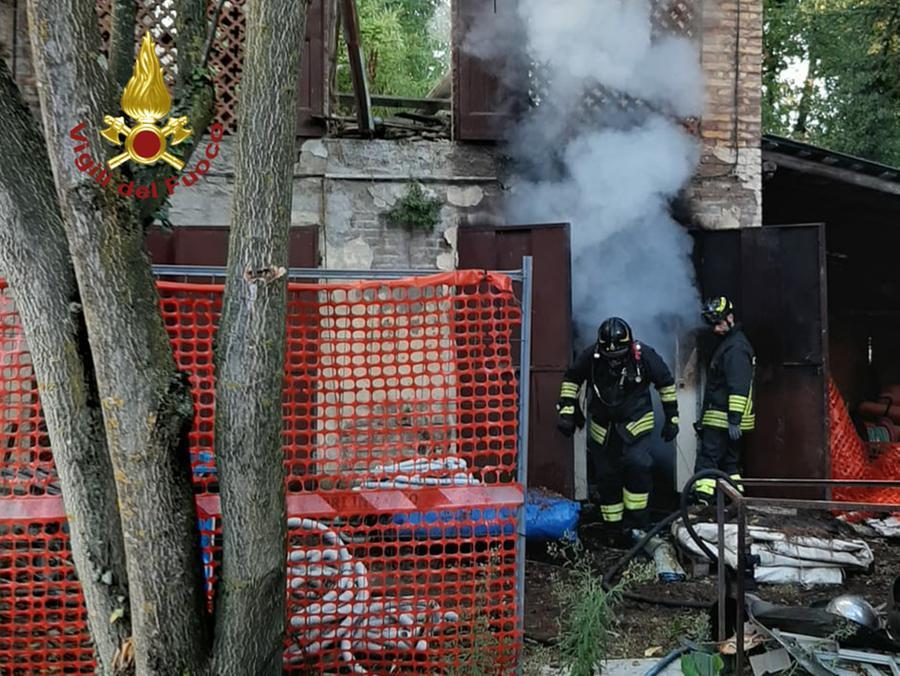 Vignola, incendio di masserizie. Nessun ferito