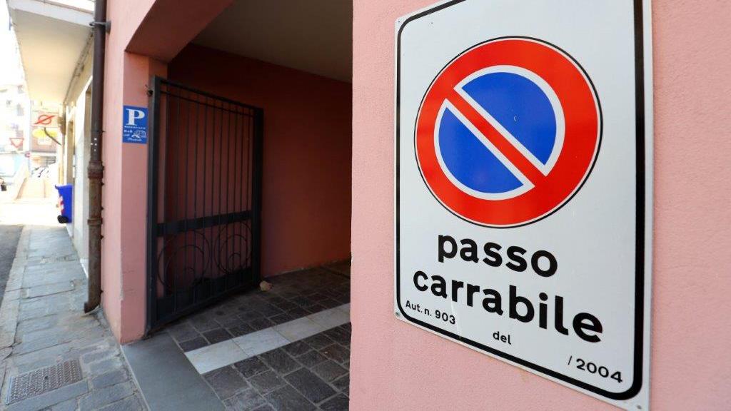 Un cartello di passo carrabile