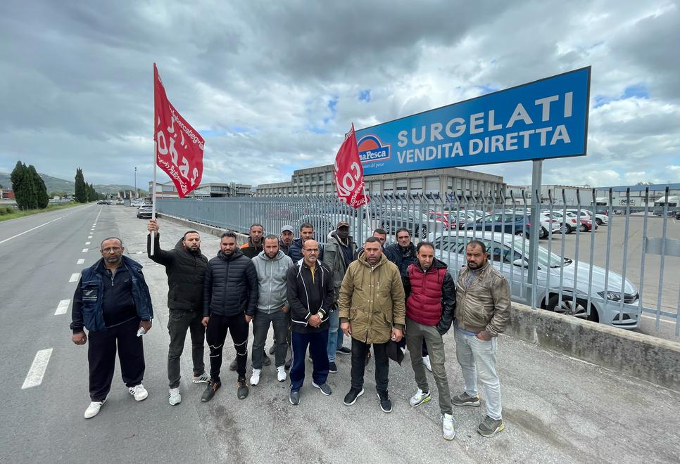 Lavoratori in sciopero davanti allo stabilimento Panapesca (foto Nucci)