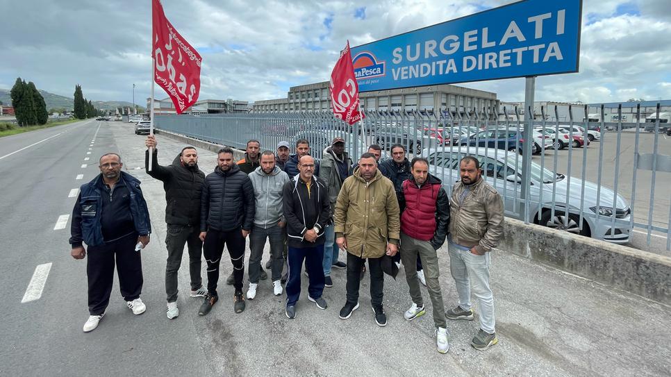 Lavoratori in sciopero davanti allo stabilimento Panapesca (foto Nucci)