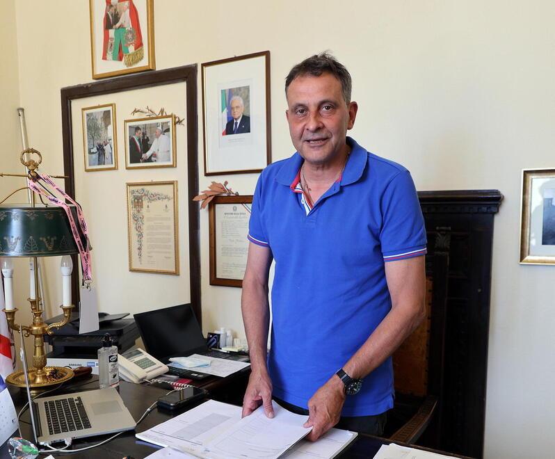 Oreste Giurlani nel suo studio in Comune a Pescia: il sindaco è stato condannato per mancati versamenti all’Inps tra il 2011 e il 2016, quando era presidente dell’Uncem