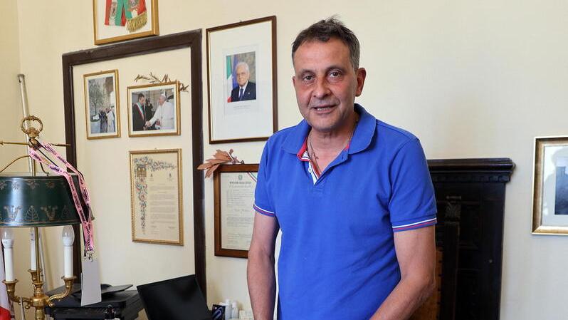 Oreste Giurlani nel suo studio in Comune a Pescia: il sindaco è stato condannato per mancati versamenti all’Inps tra il 2011 e il 2016, quando era presidente dell’Uncem
