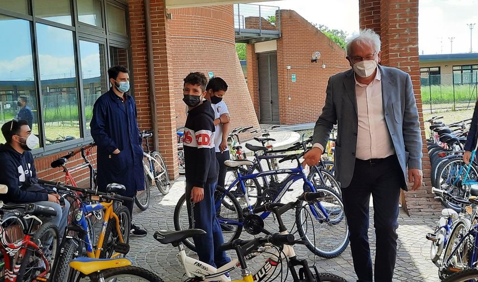 Il preside del Professionale Marconi, Paolo Cipriani, davanti alla scuola