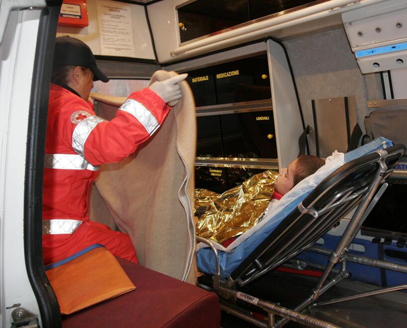 I soccorsi a una delle donne ustionate nell’incendio del novermbre 2010