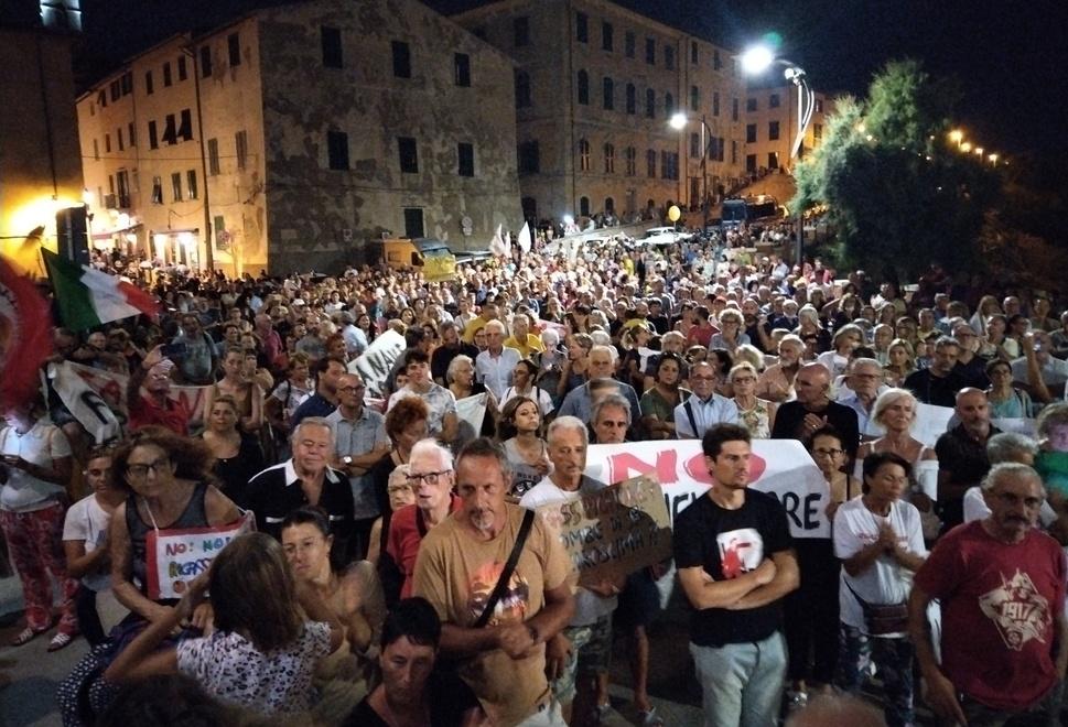 Una delle manifestazioni promosse dai comitati del “no” al piano di Snam (foto Paolo Barlettani)