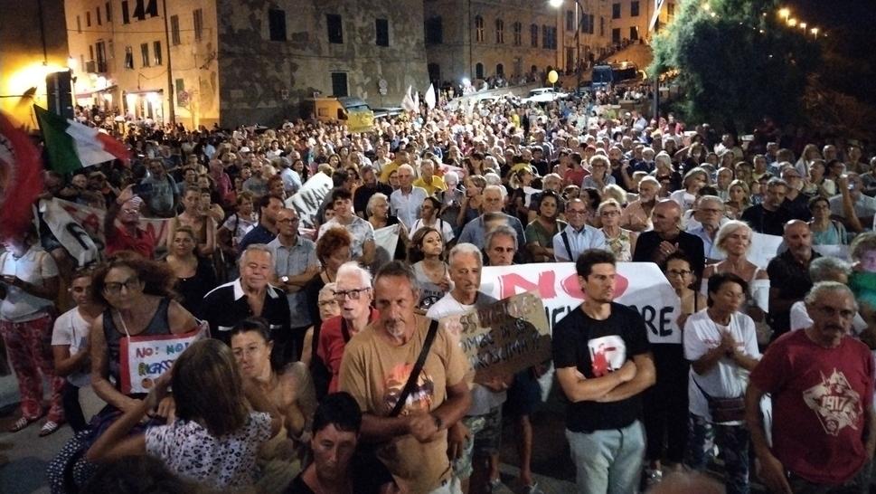 Una delle manifestazioni promosse dai comitati del “no” al piano di Snam (foto Paolo Barlettani)