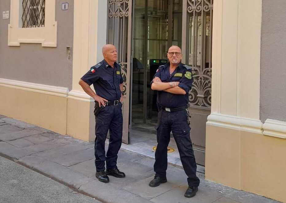 Due guardie giurate all’esterno del tribunale di Livorno