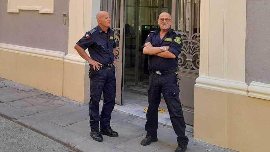 Due guardie giurate all’esterno del tribunale di Livorno