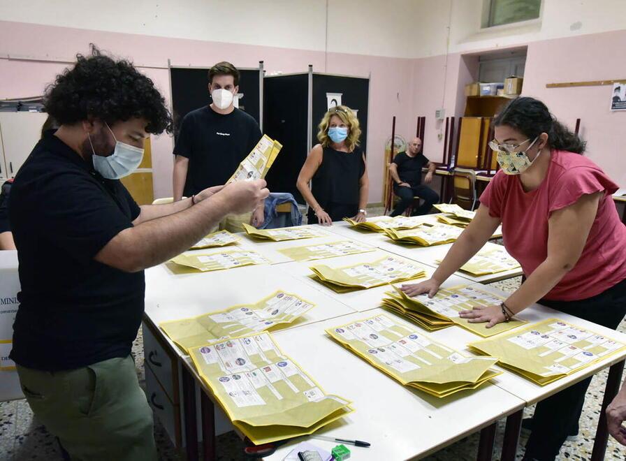 Nella foto, le operazioni di spoglio ad un seggio dopo il voto di domenica (Foto Paolo Barlettani)