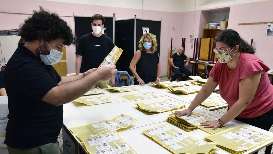 Nella foto, le operazioni di spoglio ad un seggio dopo il voto di domenica (Foto Paolo Barlettani)