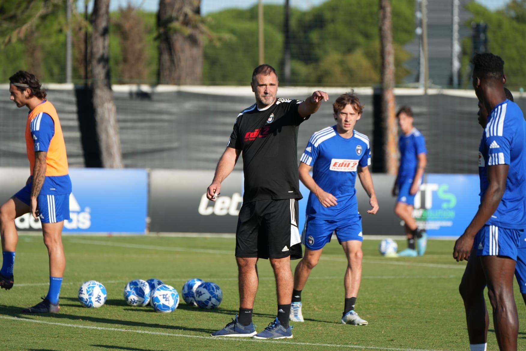 Da sinistra Silvio Baldini e Luca D’Angelo (foto ufficio stampa Pisa Sc) durante un allenamento