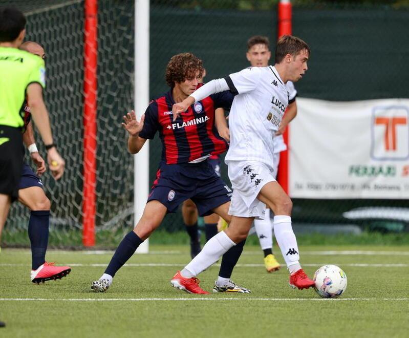 Un momento della partita giocata ieri tra il Tau Calcio e il Flaminia Civita Castellana