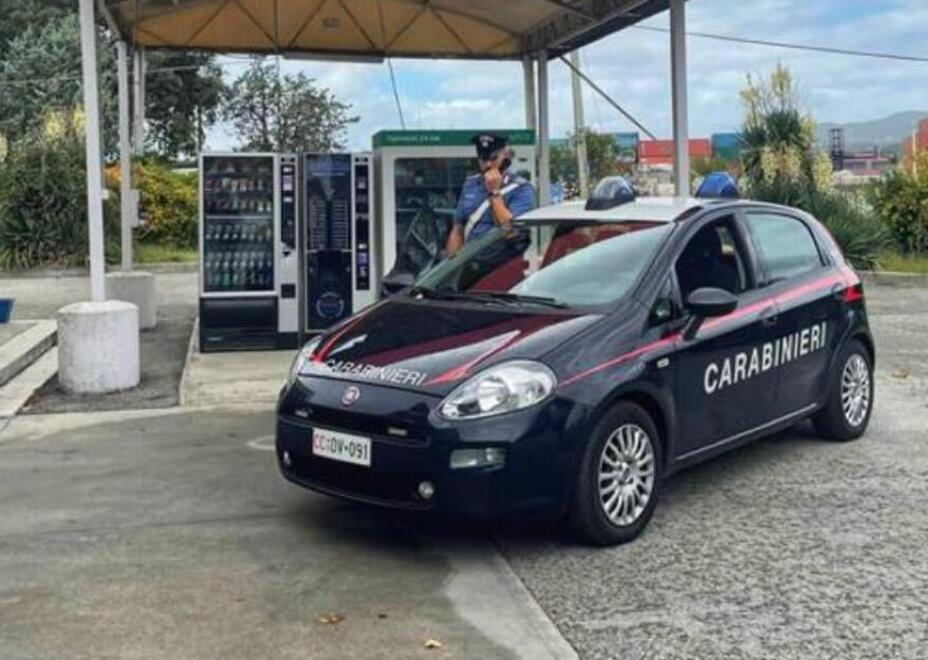 Scassinava i distributori di snack: cinquantenne finisce in manette