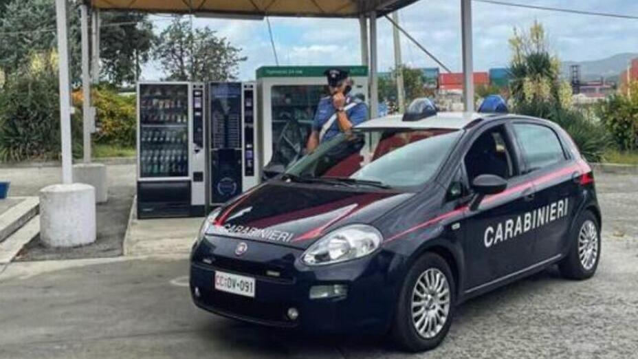 Scassinava i distributori di snack: cinquantenne finisce in manette