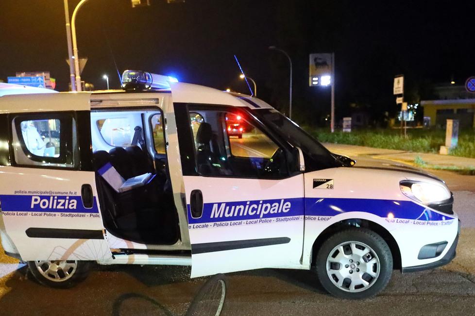 Sul monopattino lo centra un’auto
