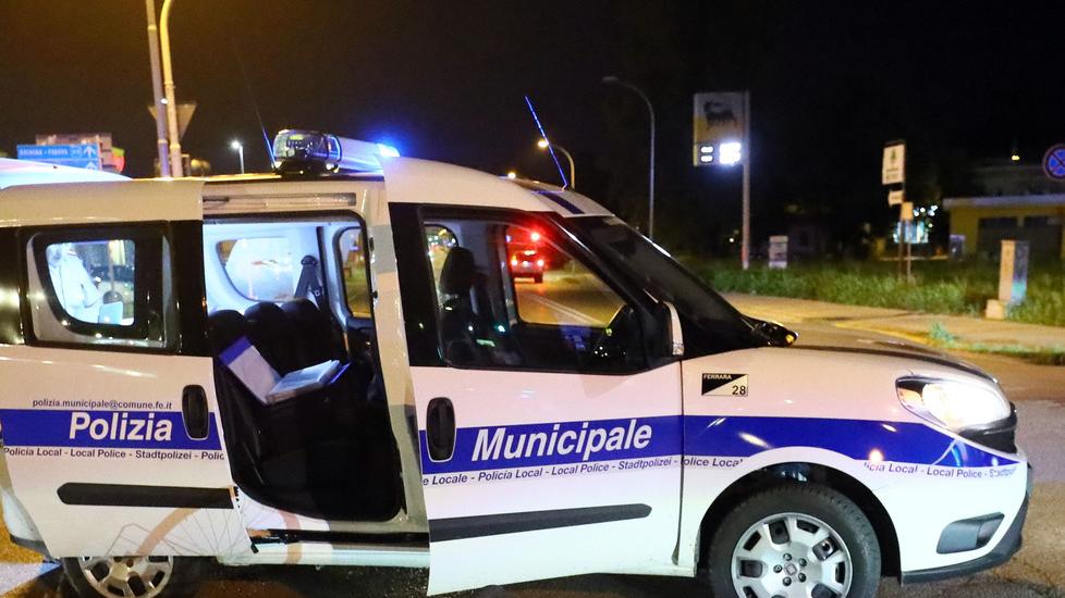 Sul monopattino lo centra un’auto