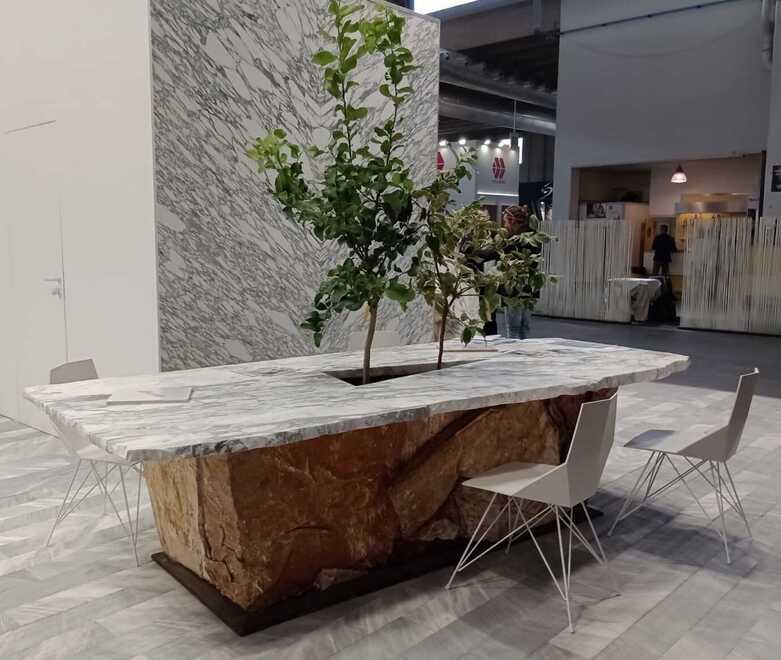 Pietrasanta, la seconda vita del marmo è in casa: «Dagli scarti arredi e opere d’arte» 