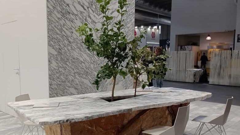 Pietrasanta, la seconda vita del marmo è in casa: «Dagli scarti arredi e opere d’arte»