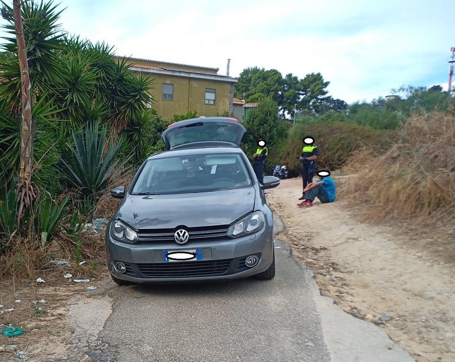 Rubano un’auto a Cagliari: denunciati